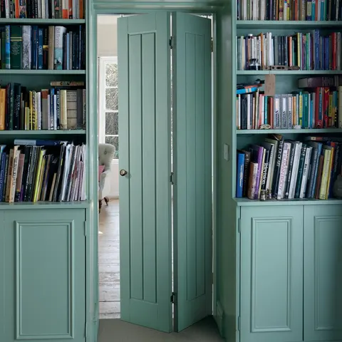 Dordogne Smooth Moulded Bifold internal door